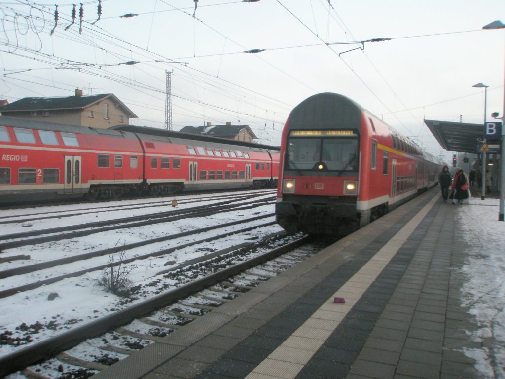Hier ein RE3 von W�nsdorf-Waldstadt nach Stralsund, bei der Einfahrt am 23.12.2009 in Angerm�nde.
