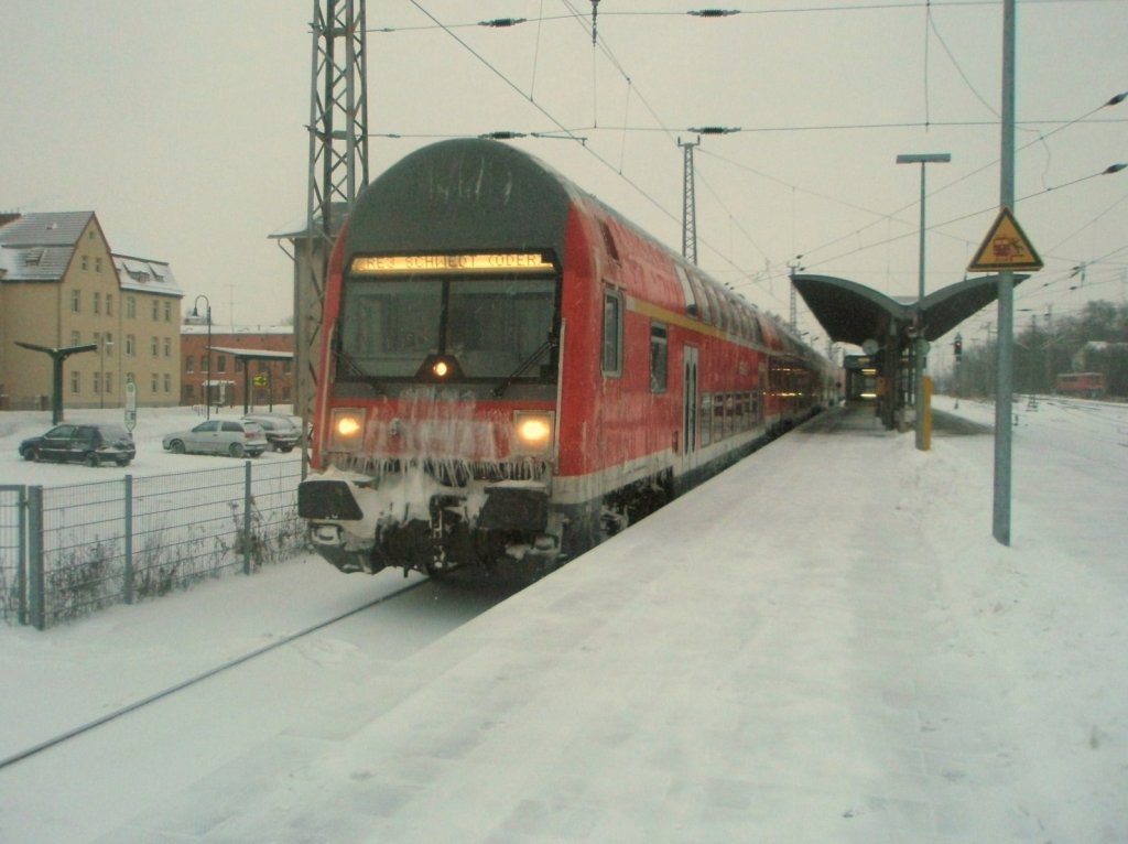 Hier ein RE3 von Wnsdorf-Waldstadt nach Schwedt/Oder, bei der Einfahrt am 10.1.2010 in Angermnde.