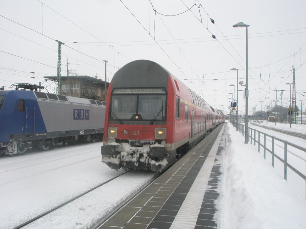 Hier ein RE3 von W�nsdorf-Waldstadt nach Stralsund, bei der Ausfahrt am 14.2.2010 aus Angerm�nde.