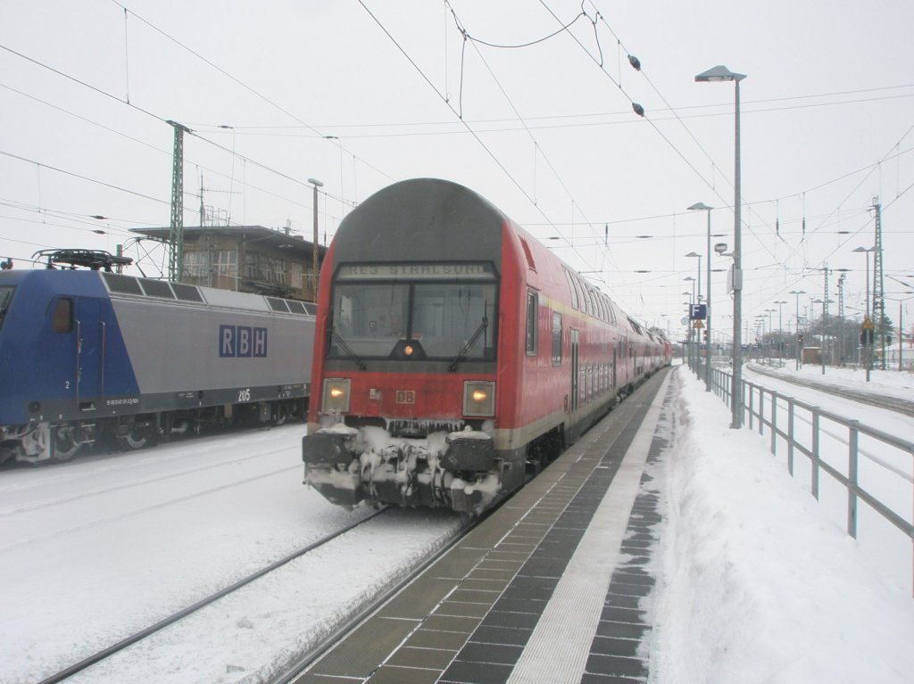 Hier ein RE3 von Wnsdorf-Waldstadt nach Stralsund, bei der Ausfahrt am 14.2.2010 aus Angermnde.