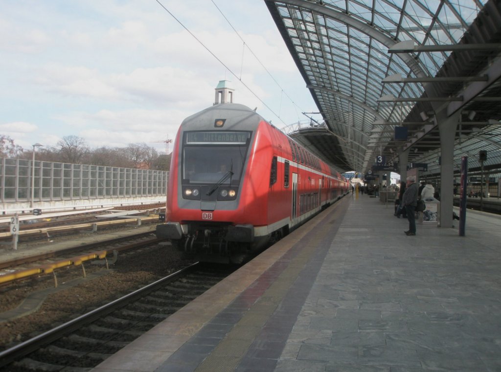 Hier ein RE4 von Jterbog nach Wittenberge, bei der Ausfahrt am 1.4.2010 aus Berlin Spandau.