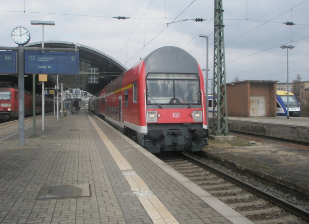 Hier ein RE5 von Halle(Saale) Hbf. nach Leipzig Hbf., bei der Ausfahrt am 5.4.2010 aus Halle(Saale) Hbf.