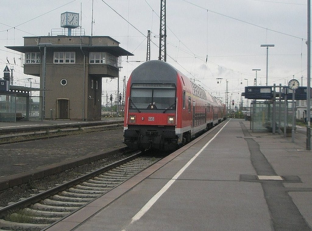 Hier ein RE5 von Halle(Saale) Hbf. nach Leipzig Hbf., bei der Einfahrt am 14.5.2010 in Leipzig Hbf.