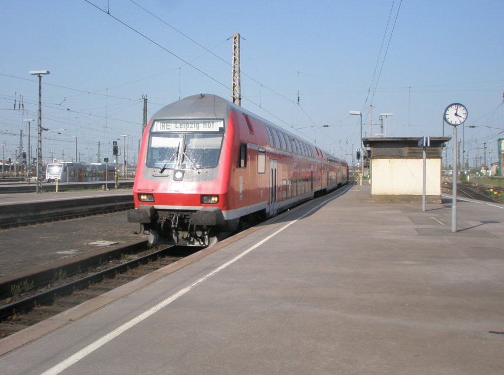 Hier ein RE50 von Dresden Hbf. nach Leipzig Hbf., bei der Einfahrt am 22.4.2011 in Leipzig Hbf.