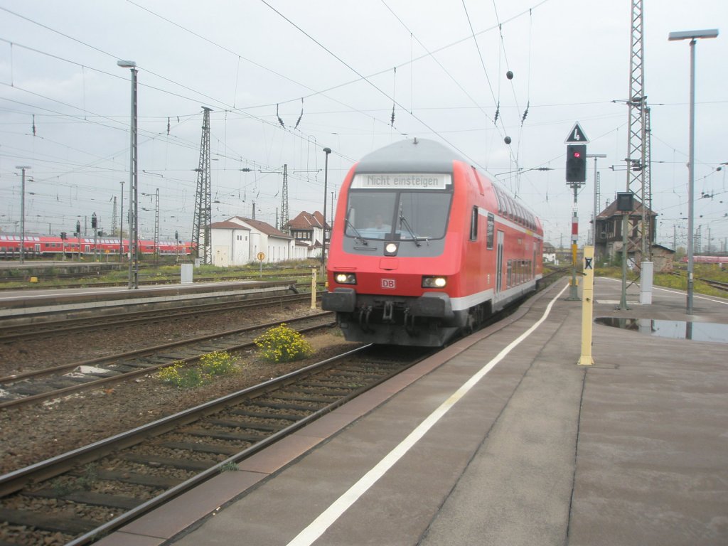Hier ein RE50 von Dresden nach Leipzig Hbf., bei der Einfahrt am 28.10.2009 in Leipzig Hbf.