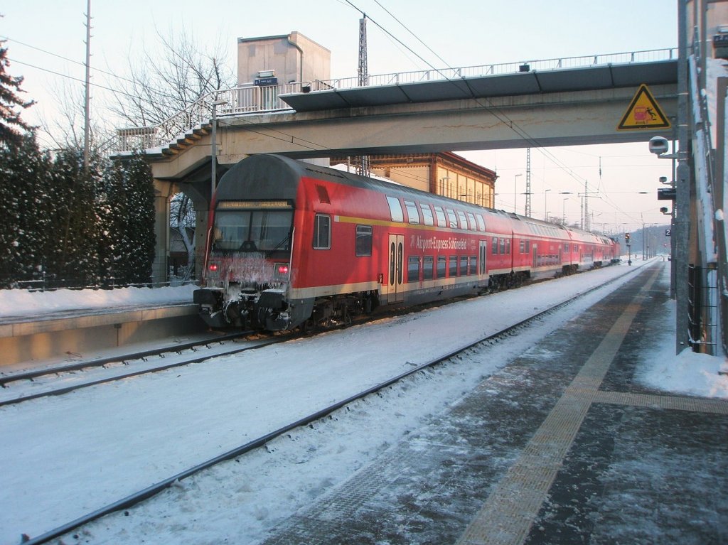 Hier ein RE7 von Bad Belzig nach Berlin Friedrichstrae, bei der Bereitstellung am 18.12.2010 in Bad Belzig.