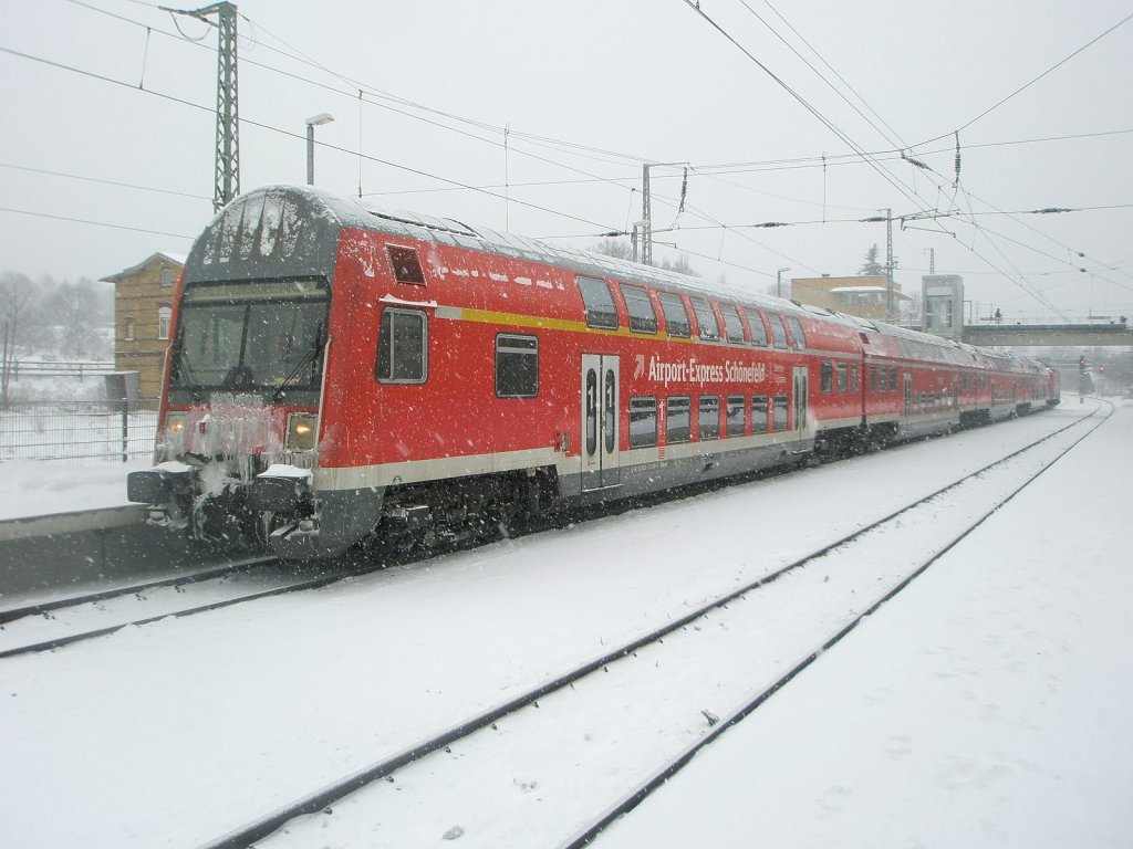 Hier ein RE7 von Bad Belzig nach Berlin Friedrichstra�e, bei der Ausfahrt am 19.12.2010 aus Bad Belzig.