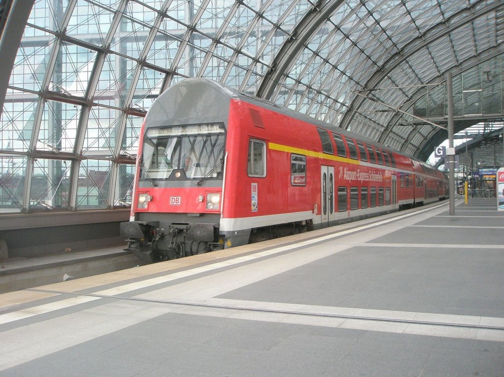 Hier ein RE7 von Bad Belzig nach Wnsdorf-Waldstadt, dieser Zug stand am 9.7.2011 in Berlin Hbf.