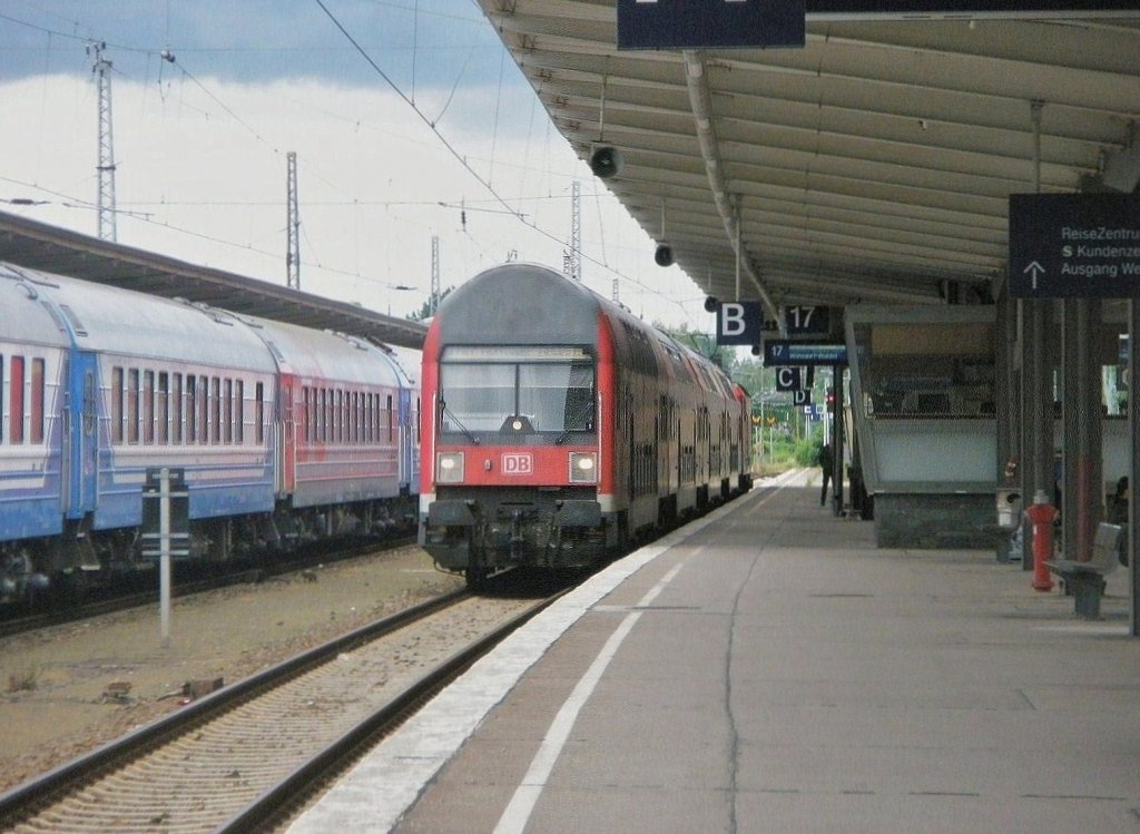 Hier ein RE7 von Berlin Lichtenberg nach Wnsdorf-Waldstadt, dieser Zug stand am 18.6.2011 in Berlin Lichtenberg.