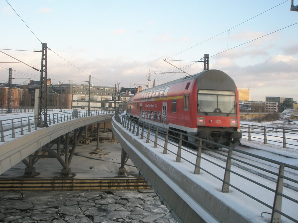 Hier ein RE7 von Dessau Hbf. nach Wnsdorf-Waldstadt, bei der Ausfahrt am 3.2.2010 aus Berlin Hbf.