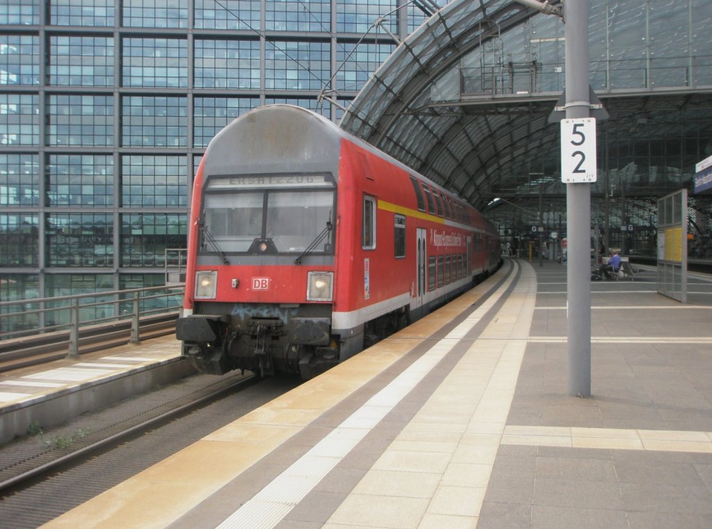 Hier ein RE7 von Dessau Hbf. nach Berlin Friedrichstrae, bei der Ausfahrt am 18.6.2011 aus Berlin Hbf.
