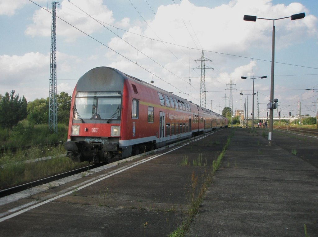 Hier ein RE7 von Dessau Hbf. nach Wnsdorf-Waldstadt, bei der Einfahrt am 8.7.2011 in Berlin Schnefeld Flughafen. 