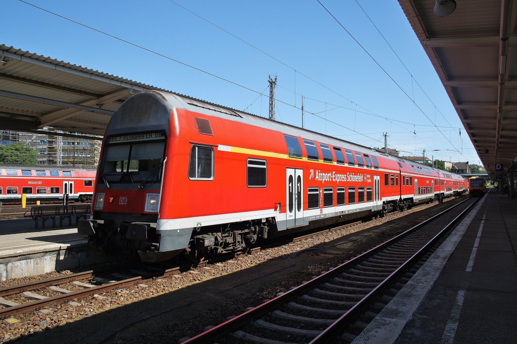 Hier ein RE7 (RE18254) von Berlin Lichtenberg nach Wünsdorf-Waldstadt, dieser Zug stand am 26.5.2012 in Berlin Lichtenberg.