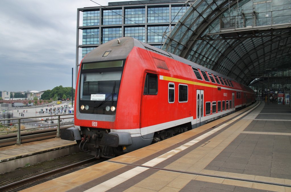 Hier ein RE7 (RE18254) von Berlin Zoologischer Garten nach Wünsdorf-Waldstadt, bei der Ausfahrt am 16.6.2012 aus Berlin Hbf. 	