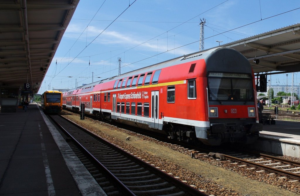 Hier ein RE7 (RE18258) von Berlin Lichtenberg nach Wünsdorf-Waldstadt, bei der Ausfahrt am 26.5.2012 aus Berlin Lichtenberg.