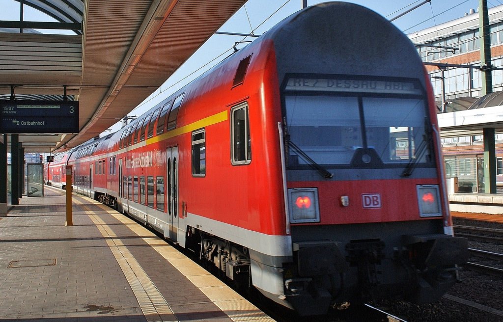 Hier ein RE7 von Wünsdorf-Waldstadt nach Dessau Hbf., bei der Ausfahrt am 29.10.2011 aus Berlin Ostbahnhof.