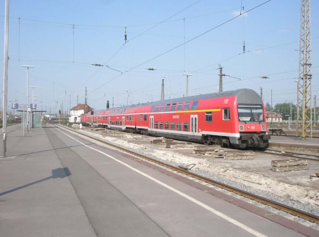 Hier ein RE8 von Leipzig Hbf. nach Zwickau(Sachs) Hbf., bei der Ausfahrt am 22.4.2011 aus Leipzig Hbf.