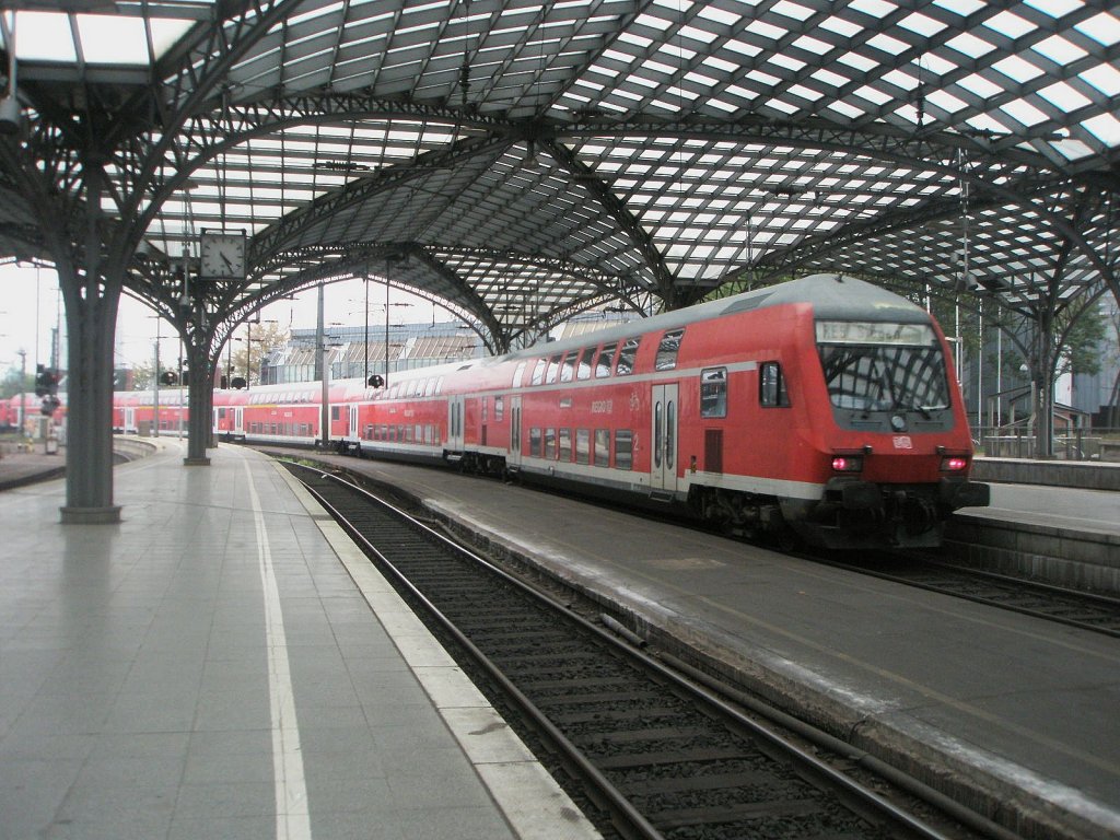 Hier ein RE9 von Aachen Hbf. nach Siegen, bei der Ausfahrt am 13.10.2010 aus Kln Hbf.