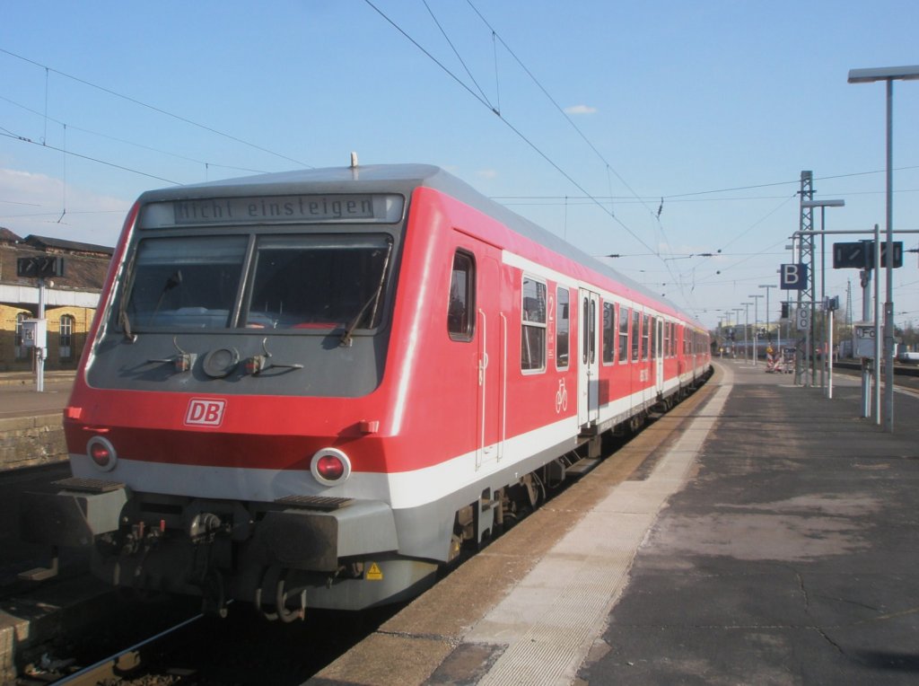 Hier ein RE9 von Kassel-Wilhelmshhe nach Halle(Saale) Hbf., beim rangieren am 6.4.2010 in Halle(Saale) Hbf.