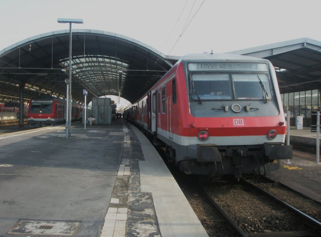 Hier ein RE9 nach Kassel-Wilhelmshhe und im Hintergrund ein RE9 von Kassel-Wilhelmshhe nach Halle(Saale) Hbf., diese beiden Zge standen am 6.4.2010 in Halle(Saale) Hbf.