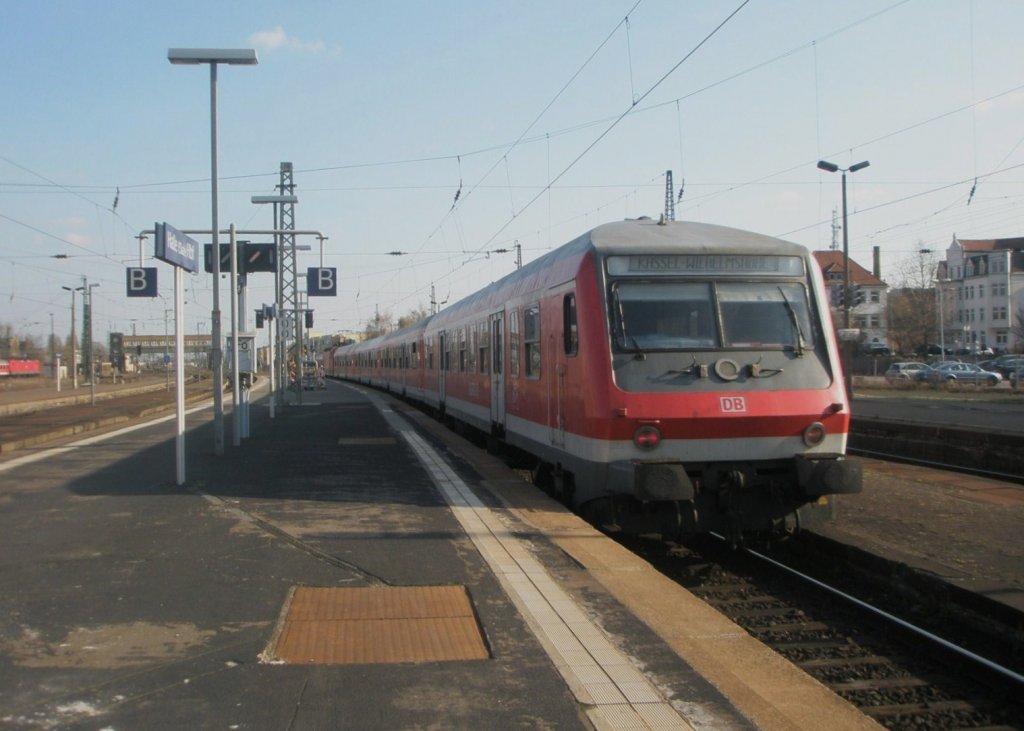 Hier ein RE9 nach Kassel-Wilhelmshhe, bei der Ausfahrt am 6.4.2010 aus Halle(Saale) Hbf.