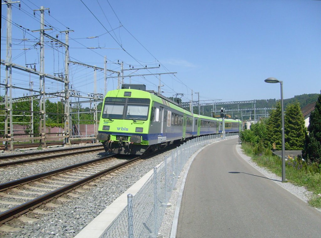 Hier ein Regio nach Solothurn am 8.5. bei der Einfahrt in Burgdorf. Dieser Zug wurde nicht wie sonst blich mit einem roten ex RM Fahrzeug gefahren sondern mit einem in den Farben der BLS