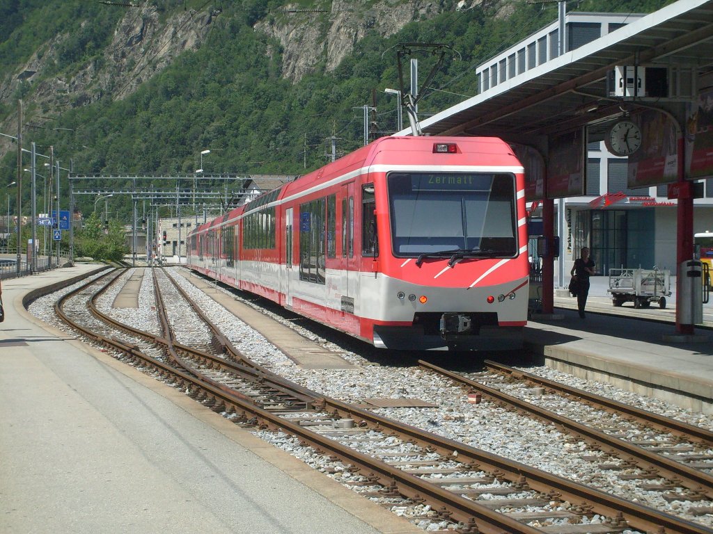 Hier ein Regionalzug der MGB nach Zermatt am 16.7. in Brig