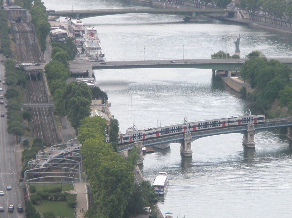 Hier ein RER C von Dourdan nach Pontoise, kurz vor der Einfahrt am 24.7.2010 in die Station Avenue du Pdt Kennedy.