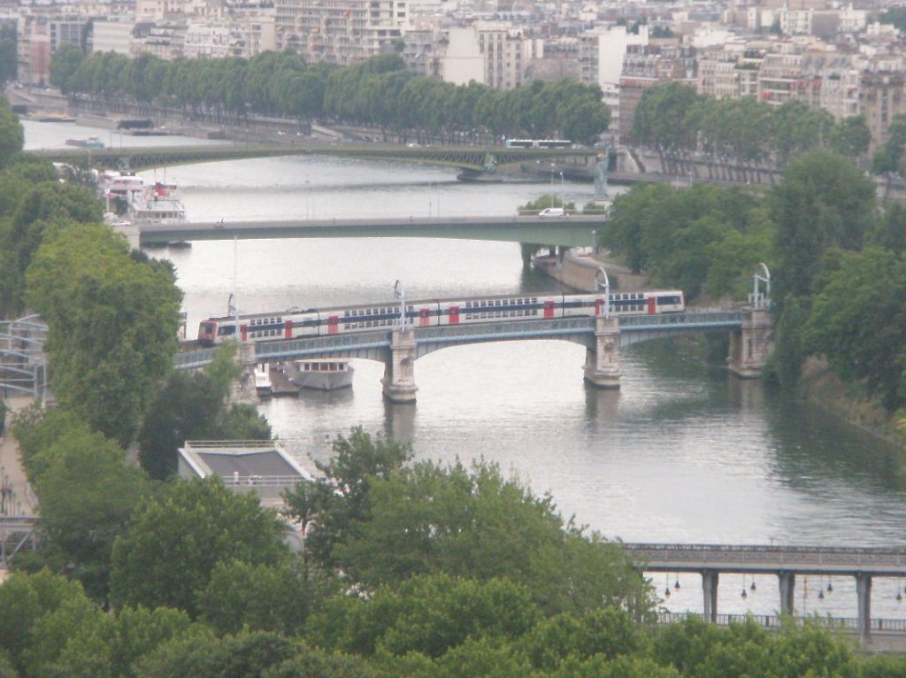 Hier ein RER C von Pontoise nach Massy-Palaiseau, kurz vor der Einfahrt am 24.7.2010 in die Station Champ de Mars Tour Eiffel.