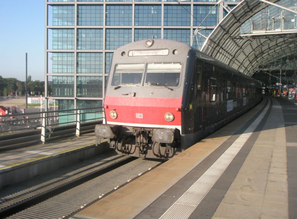 Hier ein S-Bahn Ergnzungszug von Potsdam Hbf. nach Berlin Ostbahnhof, bei der Ausfahrt am 28.9.2009 aus Berlin Hbf.