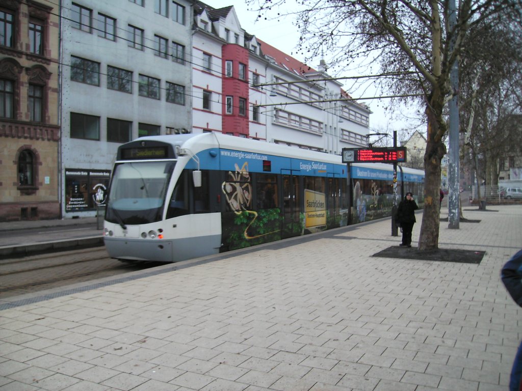 Hier ist ein Saarbahn-Zug am Saarbrcker Landwehrplatz zu sehen.Die Aufnahme des Fotos war der 23.01.2010. Die Bahn trgt Werbung der Firma Energis Saar-Lor-Lux.