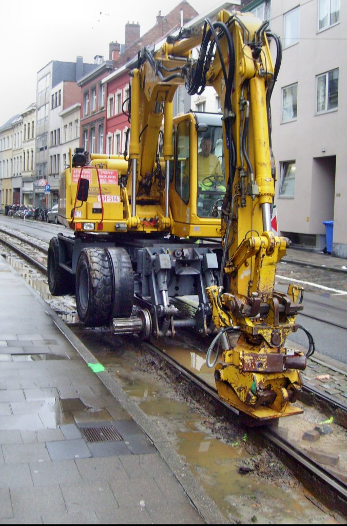 Hier ein Schienenbagger der gerade dabei ist das Gleisbett der Strassenbahn in Gent aufzureissen. Interessant das es solche Baufahrzeuge auch fr die Strassenbahn gibt.