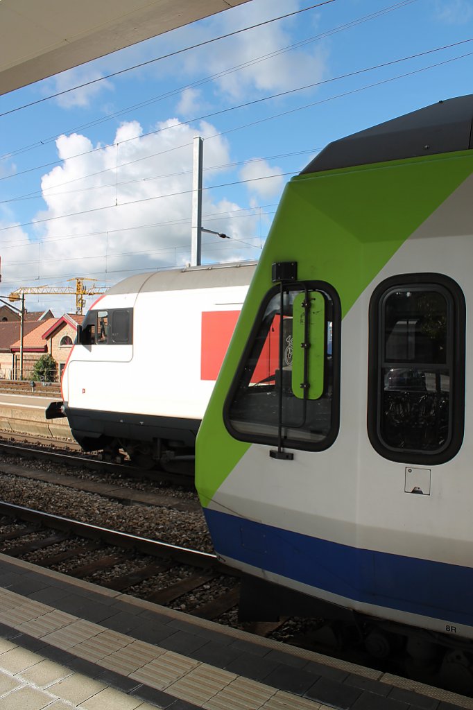 Hier ein Schnauzenvergleich zwischen einer BLS NINA und einem SBB IB Bt am 13.10. in Burgdorf