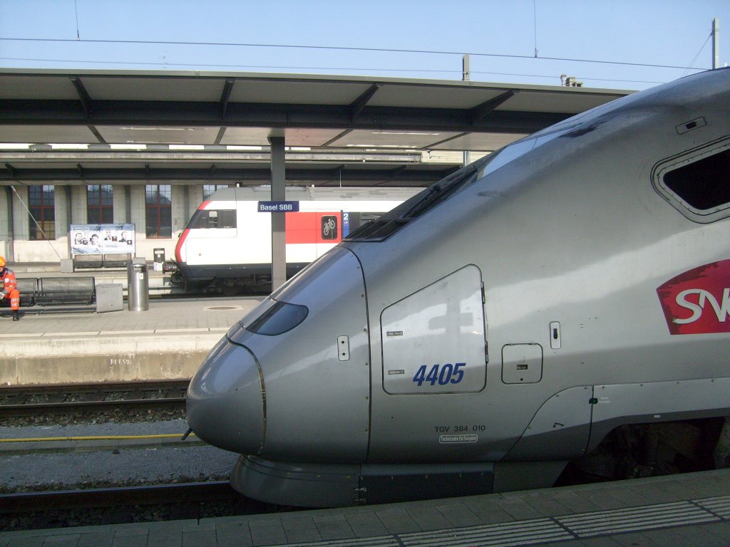 Hier ein Schnauzenvergleich zwischen einem TGV POS und einem EW IV Steuerwagen am 5.3. in Basel SBB.