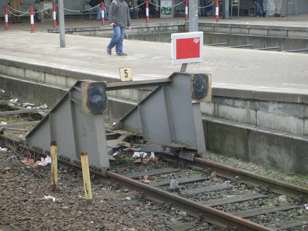 Hier ein schon sehr alter und ramponierter Prellbock im Dortmunder Hbf auf Gleis 5. Aufgenommen am 20.02.