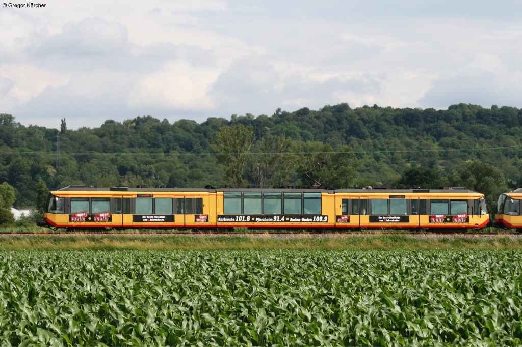 Hier ein seitlicher Anblick auf die Werbung des AVG ETW 884, der fr die neue Welle wirbt. Die Beklebung dieser Werbung geht bis in die Fenster. Aufgenommen am 26.06.2013 bei Karlsruhe-Durlach.