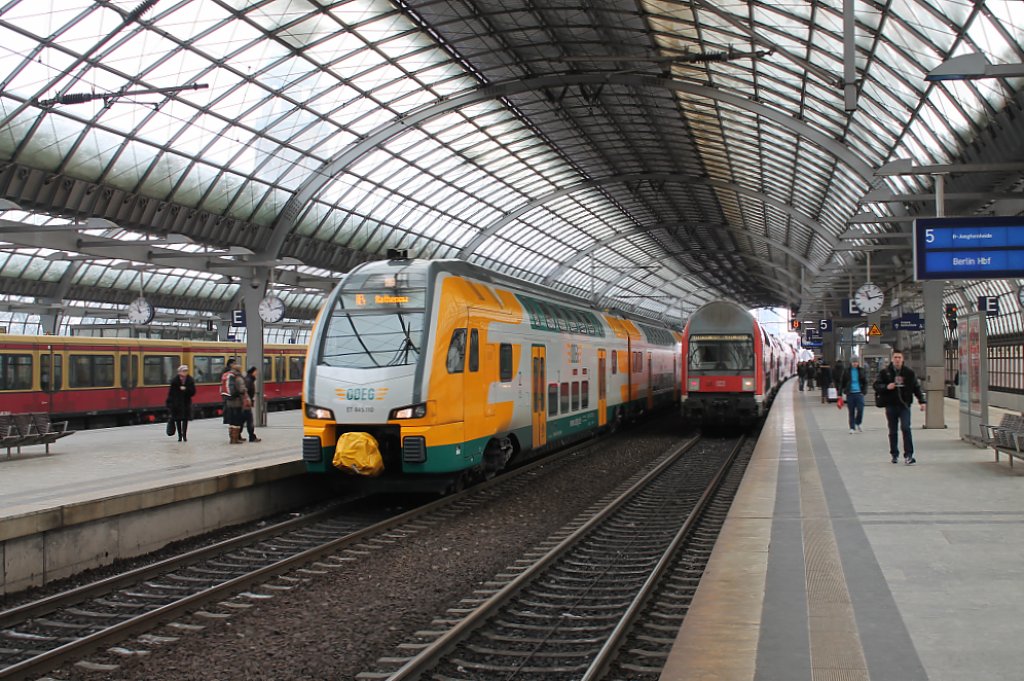 Hier ein Stadler KISS der ODEG neben einem DB Doppelstockzug am 23.2.13 in Berlin Spandau