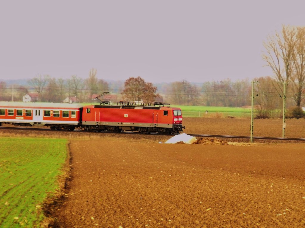 Hier ein Telebild auf 143 077-8 auf einer Landstra�e in der N�he Mooshams. (20.11.2009)