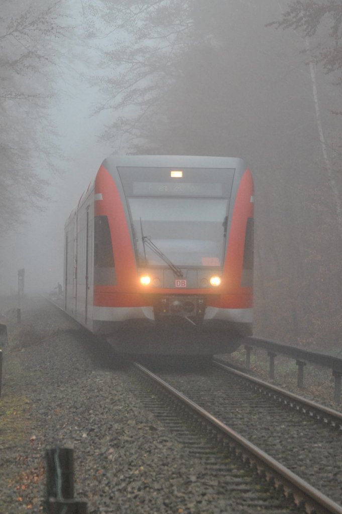 Hier ein Triebwagen der Baureihe 646 im Wald bei Nebel zwischen Dreieich-Buchschlag und Dreieich-Sprendlingen. Aufgenommen am 28.11.2011.