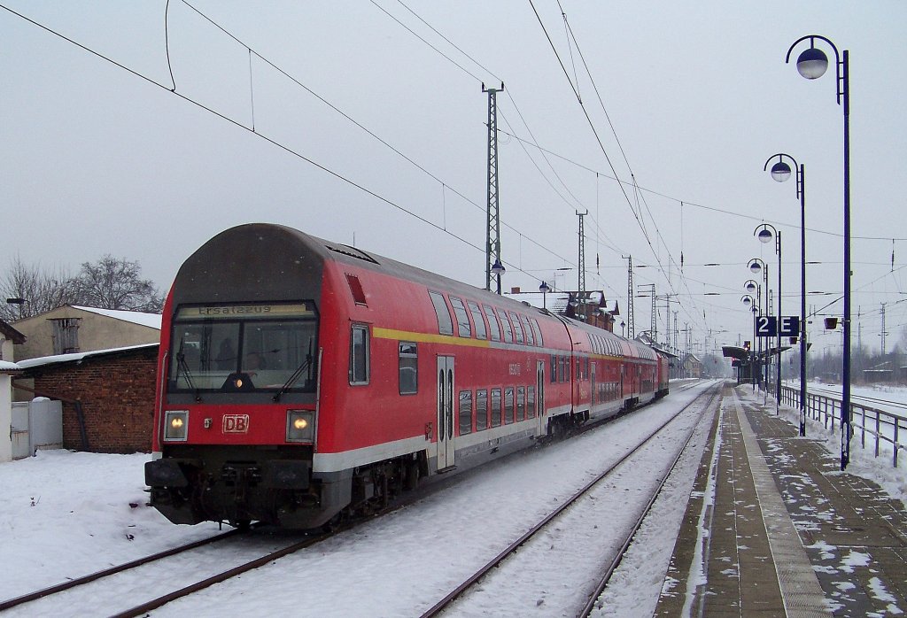 Hier ein verkrzter RE2 auf seiner Fahrt von Cottbus nach Berlin Gesundbrunnen. Besonders war, dass anstelle eines modernen 763 bzw 766 Steuerwagens, ein alter 760er dran war. Hinten schob 112 184. 23.01.2010