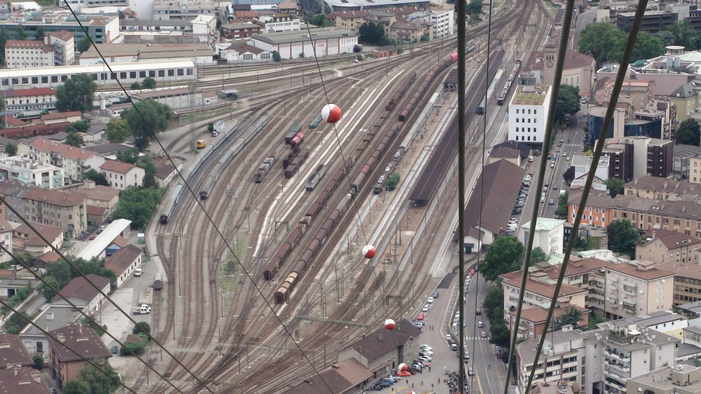 Hier ein weiteren Ausblick auf die Bahnanlagen von Bozen von der Rittner-Seilbahn aus. 