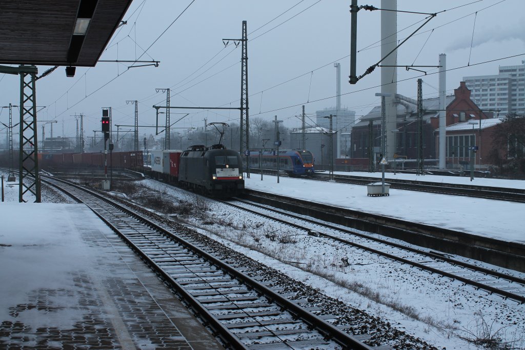 Hier ein Wettrennen zwischen einer ES 64-U2 und einem Cantus FLIRT am 23.2.13 durch den Bahnhof Gttingen.
