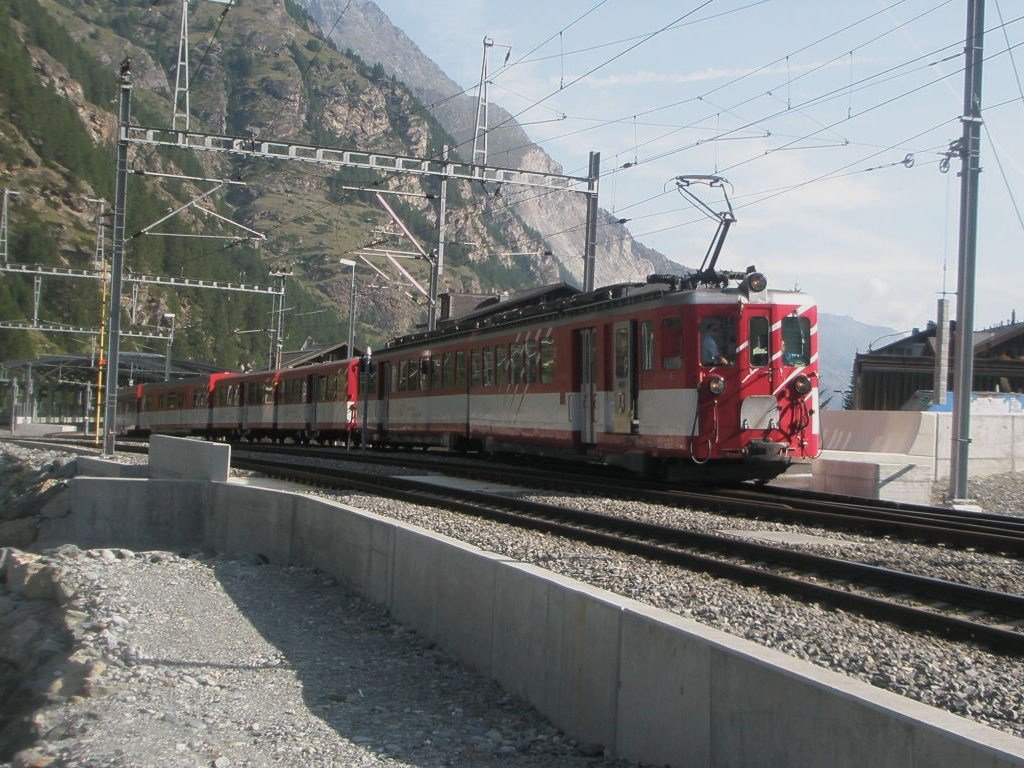 Hier ein Zermatt Shuttle nach Zermatt, bei der Ausfahrt am 29.7.2009 aus Tsch.