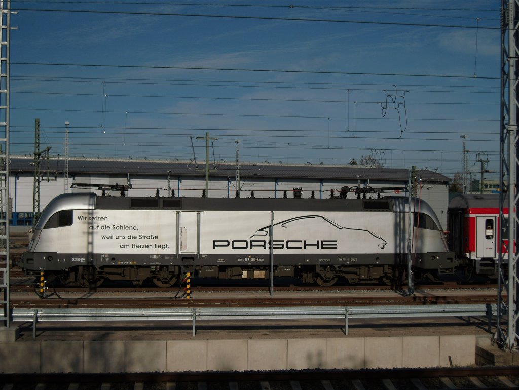 Hier einmal die Seitenansicht der 182 004. Im Bw Dalwitzhof wurde der Zug gereinigt und gegen 20.30 Uhr ging es dann wieder zur Bereitstellung in den Rostocker Hbf.
02.05.2010