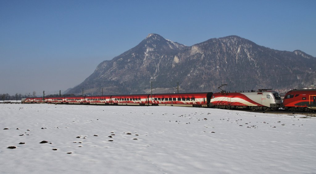 Hier einmal der Werbe- Railjet der BB in voller Lnge. 1116 249-4 ``Ski-WM Schladming`` unterwegs bei Niederaudorf von Wien West nach Bregenz/Zrich. Der Railjet wurde doppelt gefhrt. 3.3.2012