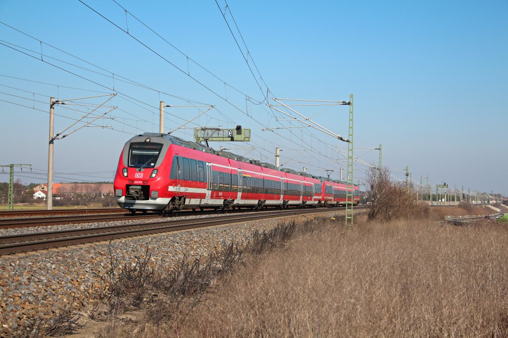 Hier erreicht   Hamsterbacke   442 813/313 mit einem weiteren 442 als RE 17066   SAXONIA  nach Leipzig Hbf in Krze den Bahnhof Riesa. Aufgenommen am 05.03.13 vor der Elbbrcke.
