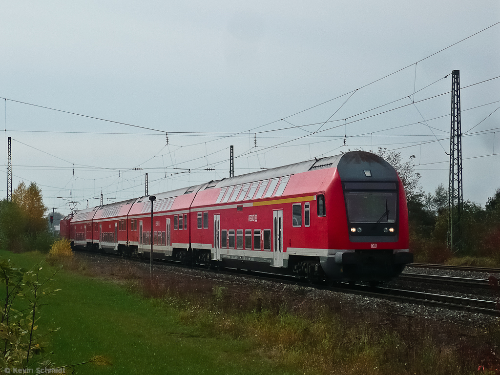 Hier erreicht die bisher noch werktäglich verkehrende RB von Nürnberg nach Naumburg über Lichtenfels und Saalfeld den Bahnhof Zapfendorf auf der KBS 820. Diese Leistung wird zusammen mit der Hinleistung Saalfeld - Nürnberg am Morgen als einzige mit 3 Doppelstockmittelwagen der Bauart DBuza und einem Steuerwagen der Bauart DABbuzfa gefahren. Die Strecke dieser RB ist ca. 270 km lang. (22.10.2010)