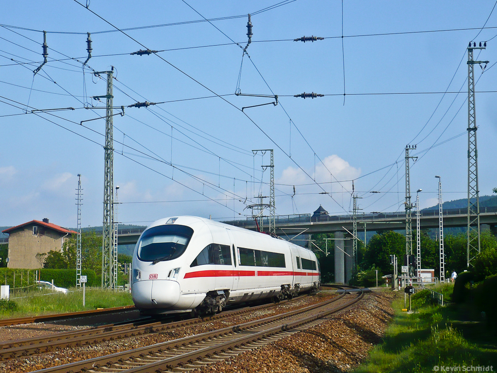 Hier erreicht ICE 1605 aus Berlin Gesundbrunnen auf die Minute pünktlich in wenigen Metern den Bahnhof Saalfeld (Saale) auf Gleis 4. Dann geht es weiter nach München Hbf. (28.05.2011)