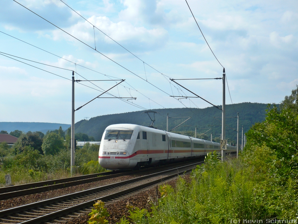Hier ersetzt ICE 1  Mühlheim an der Ruhr  als ICE 2807 den ICE 1613 von Berlin Gesundbrunnen nach München Hbf. In Kürze erreicht er den Bahnhof Saalfeld (Saale), wo er einen zusätzlichen Halt einlegt. (07.08.2010)