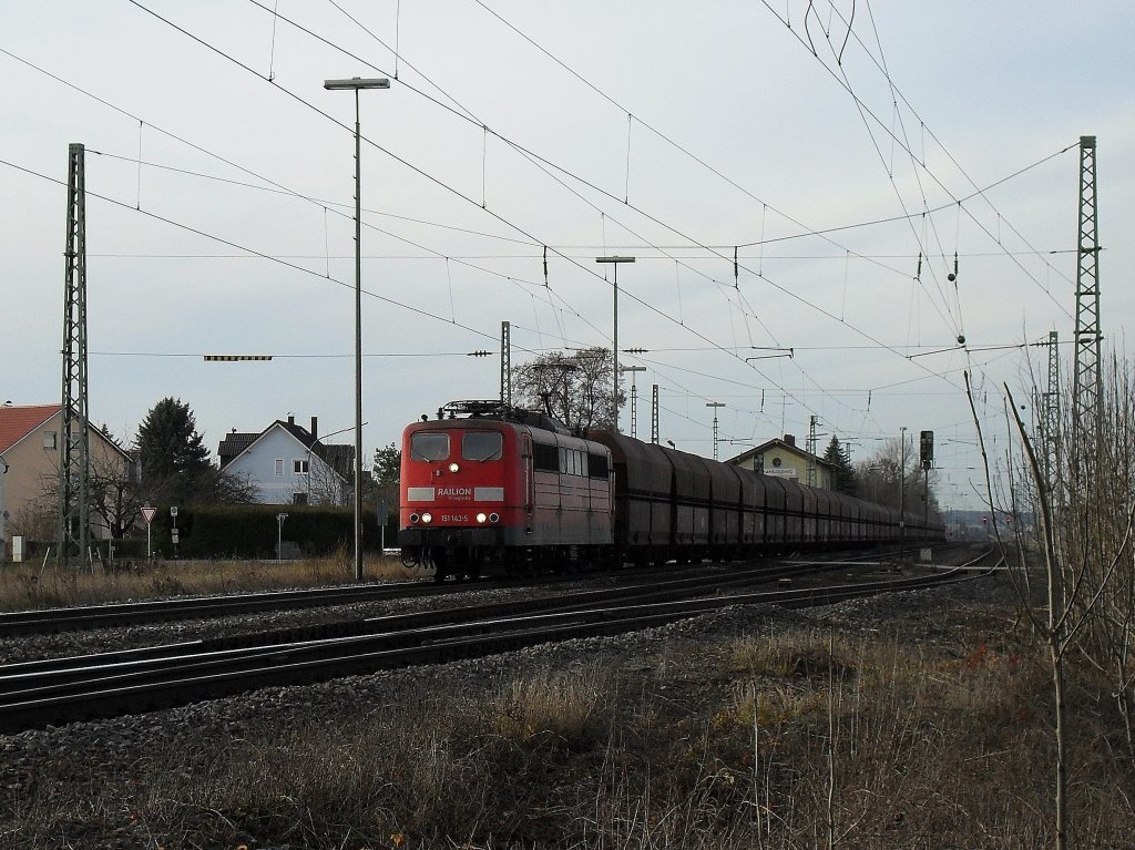 Hier ist der Erzbomber mit 151 143-5 der vorderteil des Sandwitchs und die 151 014-8 der hinter teil,dem ma auf dem bild nicht sieht.am 29.11.09 in Mangolding